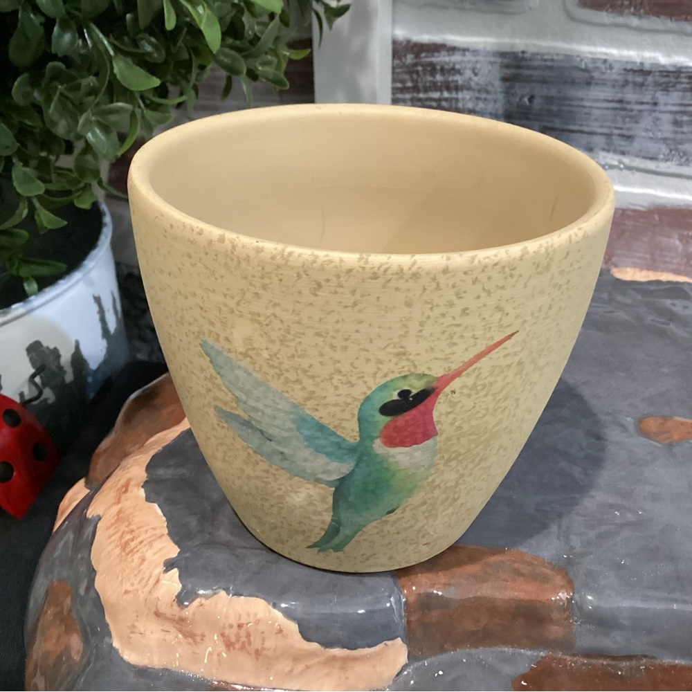 🟡 Ceramic or Pottery Crafted Pot with a Hummingbird in flight - Very Nice